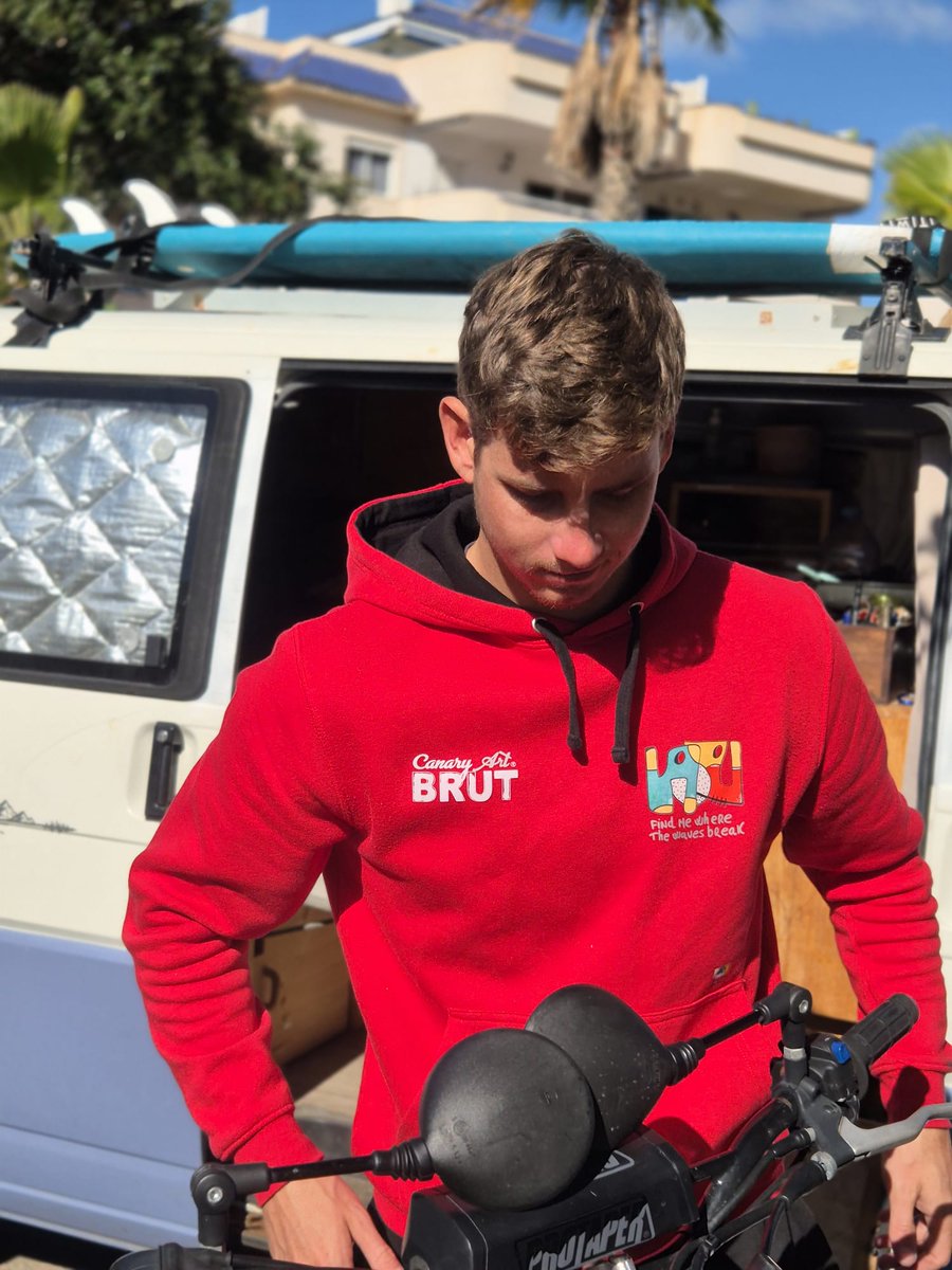 BrutCanary's tweet photo. en rojo BRUT. 🌊🏍️🚐 Sin planes, solo olas, asfalto y libertad.  

☆☆☆Busca donde rompen las olas. 

👉 https://t.co/Yy9GOlQoCY 

#canaryislands
#canarybrut #marcaderopa #hechoencanarias🌴 
#carretera https://t.co/k8w7ZIRi5L
