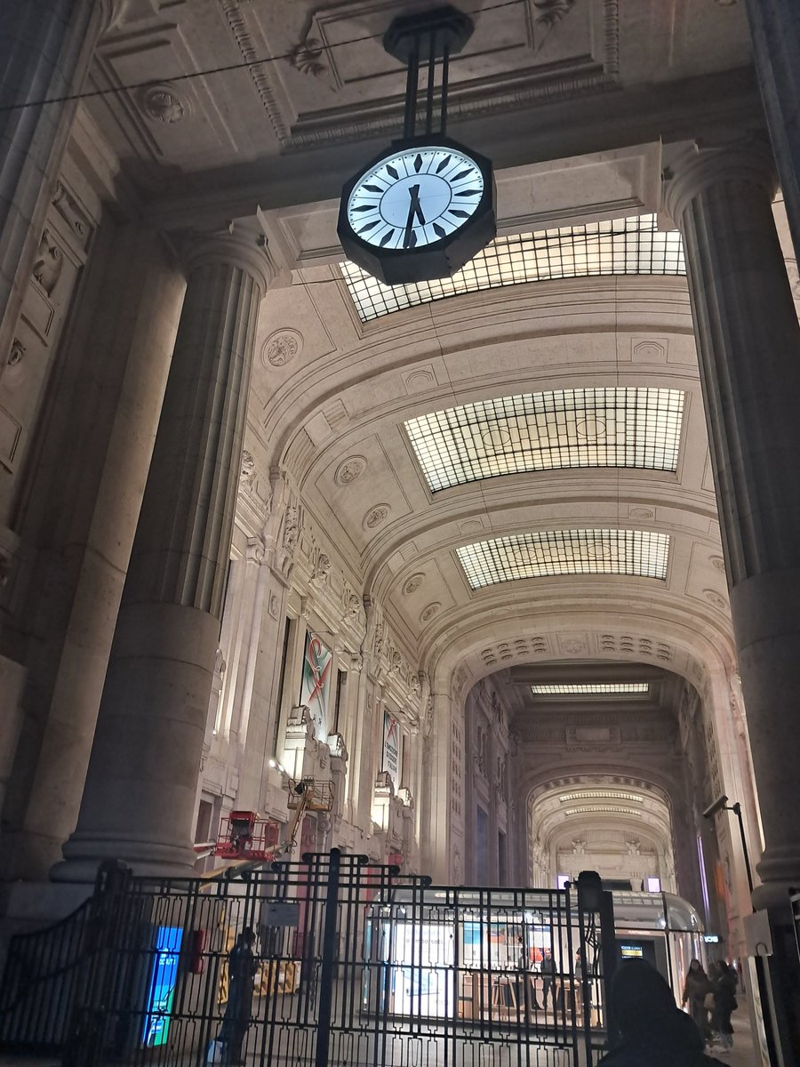 katiadiluna16's tweet photo. Qui la gente corre come l'orologio...
#Milano #VentagliDiParole #orologio
#17gennaio #17gennaio2026 #tempo https://t.co/VCUAei0XZI