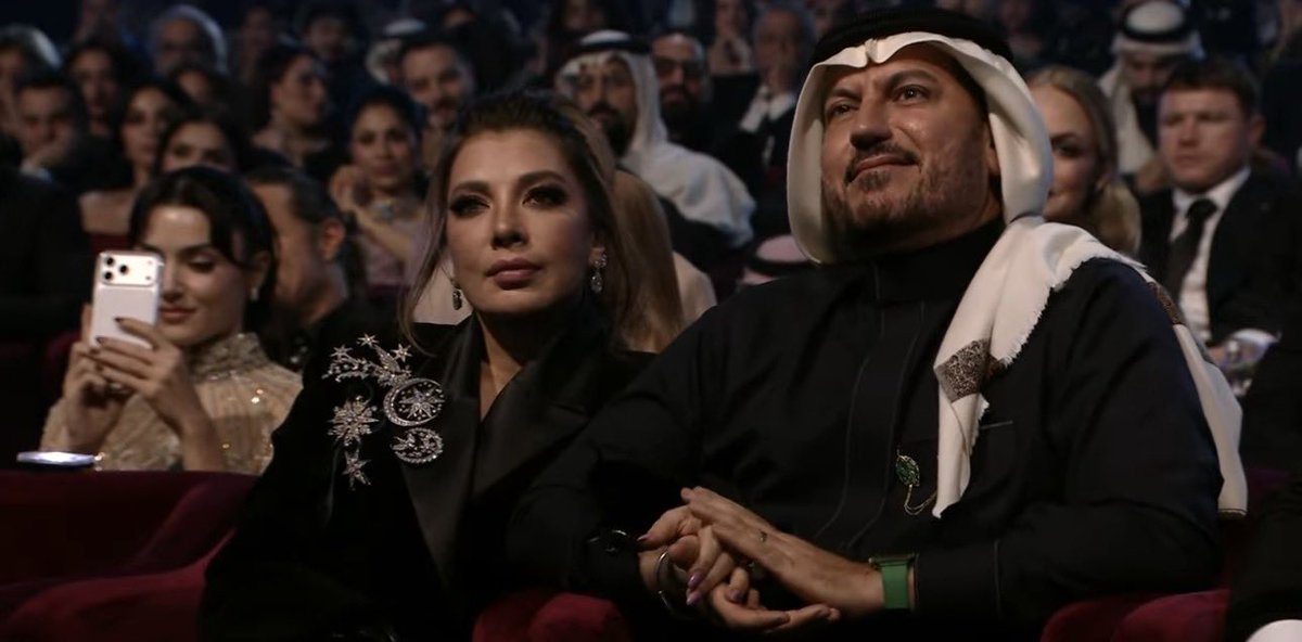 جائزة الصناع الترفيه الفخرية لايقونة الشرق #اصالة في #JoyAwards 
<a href="/AssalaOfficial/">Assala</a> 
شو رايكم ؟ #جوي_اووردز