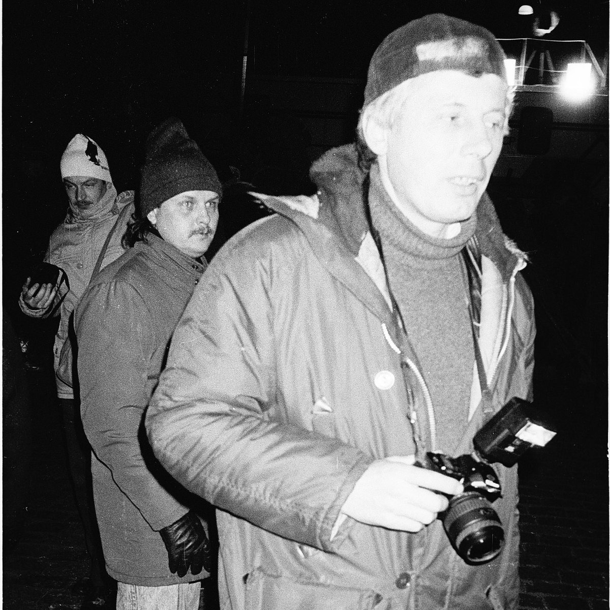 Tie, kuri nebēga.
1991. gada janvāris, Doma laukums, Gvidis un Andris Slapiņš.