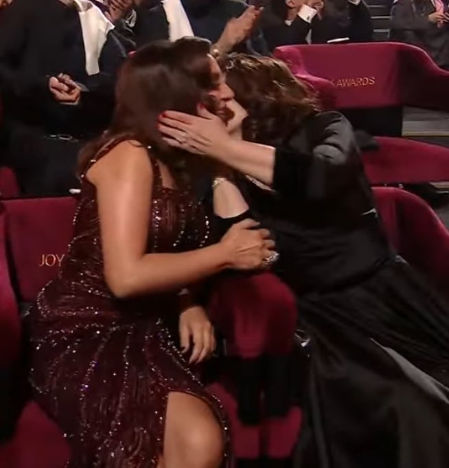 wej23x's tweet photo. هدى حسين عسل 😭❤️❤️❤️ https://t.co/wDRw8kuoyQ