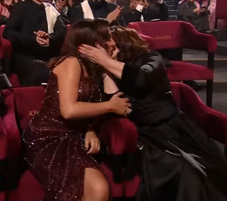 wej23x's tweet photo. هدى حسين عسل 😭❤️❤️❤️ https://t.co/wDRw8kuoyQ