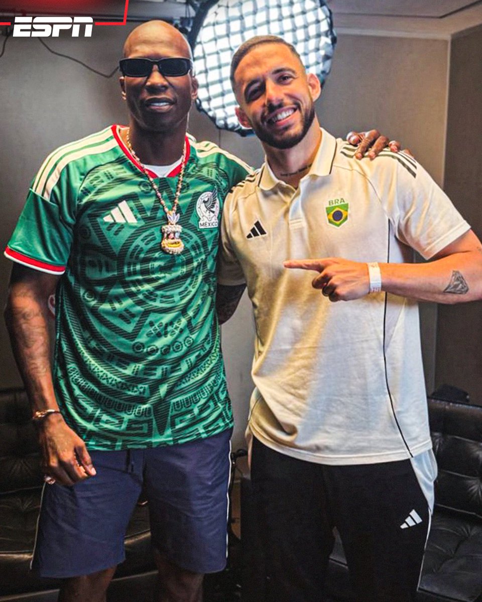 ESPNmx's tweet photo. ¡EL MÁS MÉXICANO! 🇲🇽
El exjugador de la NFL, Chad Johnson, presumió en sus redes la nueva playera del TRI así como una foto con Jorge Campos, quien reconoció como "su jugador favorito"

8️⃣-5️⃣ se encuentra en Brasil para la final de la Kings World Cup 🏆 https://t.co/mL94PZkr9n