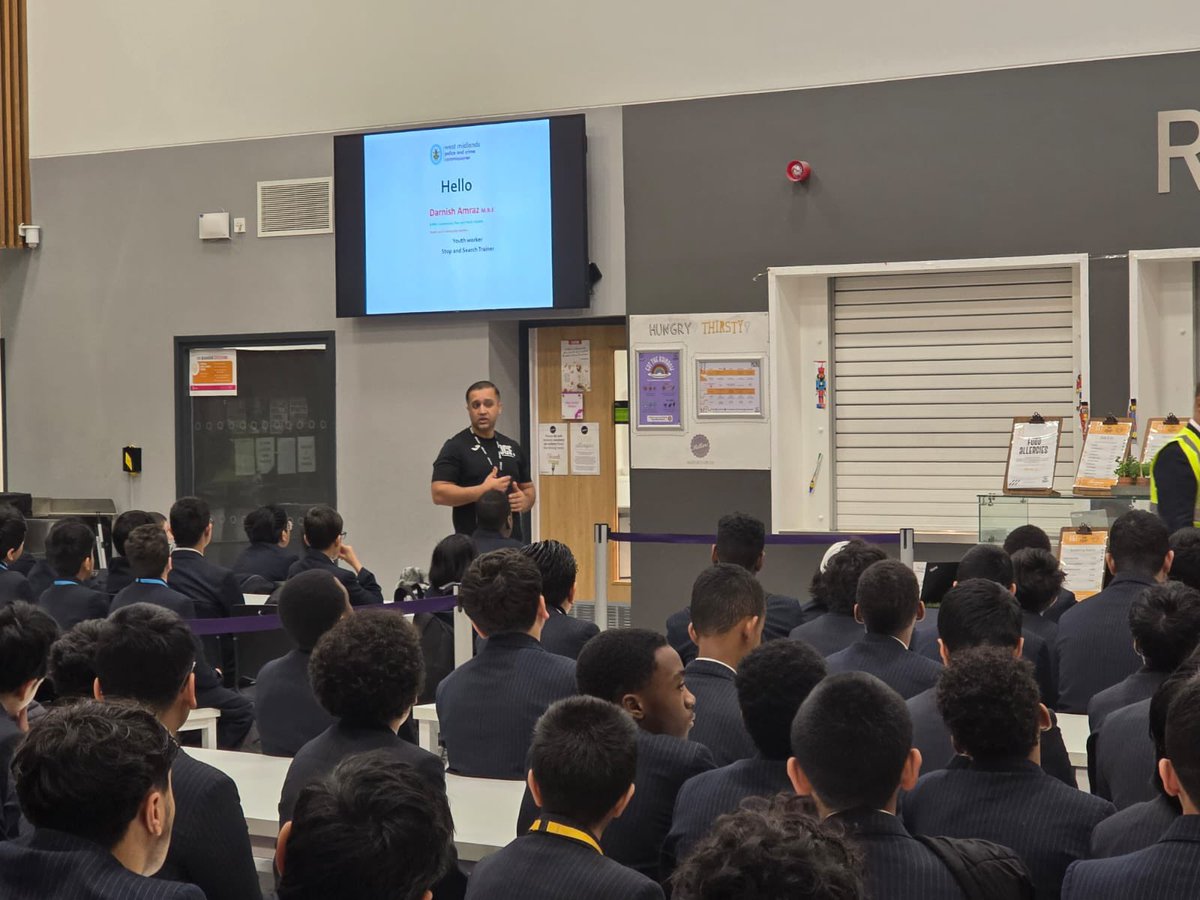 EBLAeast's tweet photo. An educational and informative Stop and Search workshop delivered @EBLAeast by @AmrazDarnish #respect #teamwork #WeAreStar #StarCitizens @StarAcademies @shezemalik https://t.co/nK91BOVP3C