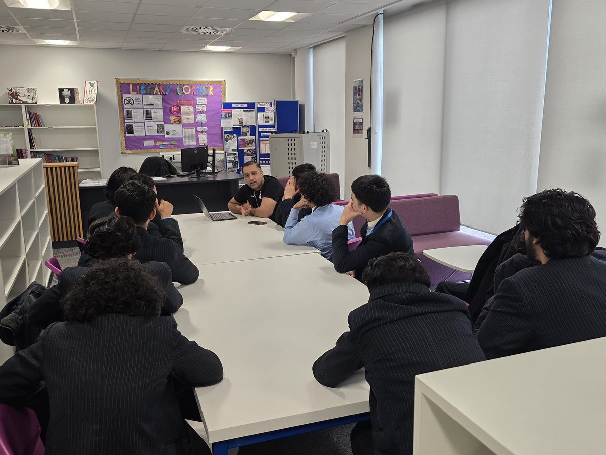 EBLAeast's tweet photo. An educational and informative Stop and Search workshop delivered @EBLAeast by @AmrazDarnish #respect #teamwork #WeAreStar #StarCitizens @StarAcademies @shezemalik https://t.co/nK91BOVP3C