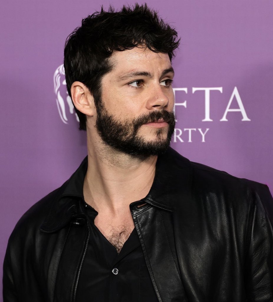 fuertecito's tweet image. Top 5 de cosas más importantes que han pasado en enero de 2026: esta foto de Dylan O'Brien