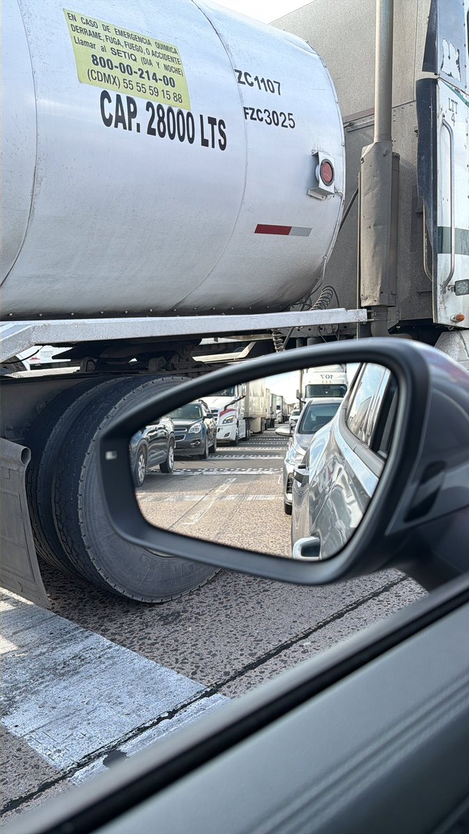 jadavidu's tweet photo. @CAPUFE @GN_Carreteras Completamente parada la carretera 1 hora sin movernos. https://t.co/2zwtmYaXRw