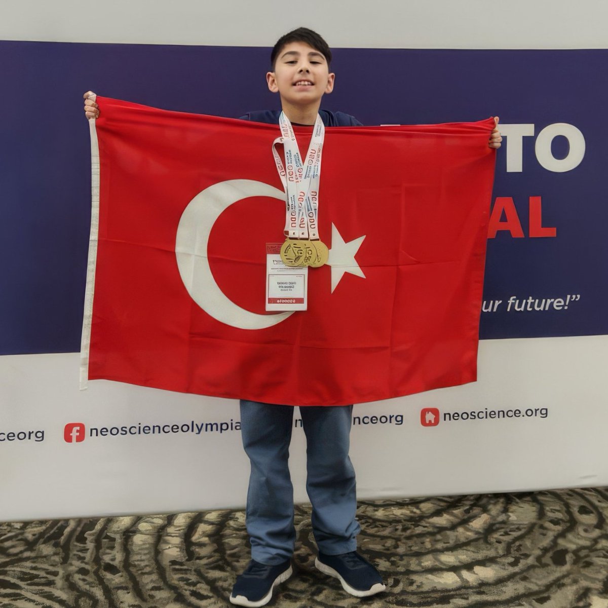 11 yaşındaki Sidar Cem, ABD'de düzenlenen NeoScience Bilim Olimpiyatları'nda matematik alanında dünya birincisi oldu. 🇹🇷