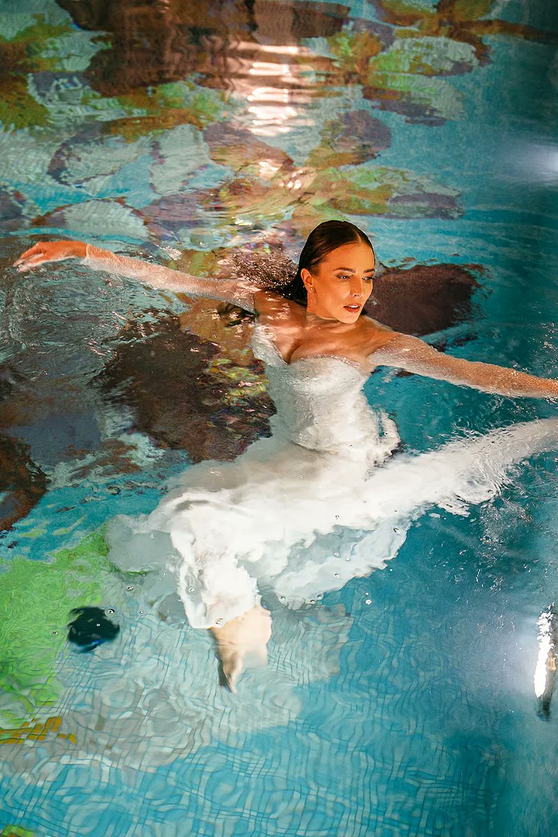 A high-fashion bridal editorial created at Versace Villa Slovakia, exploring contrast and freedom—from refined historic rooms to one of Europe’s most striking interior pools. #CastleWedding 
thecastle.wedding/bridal-editori…