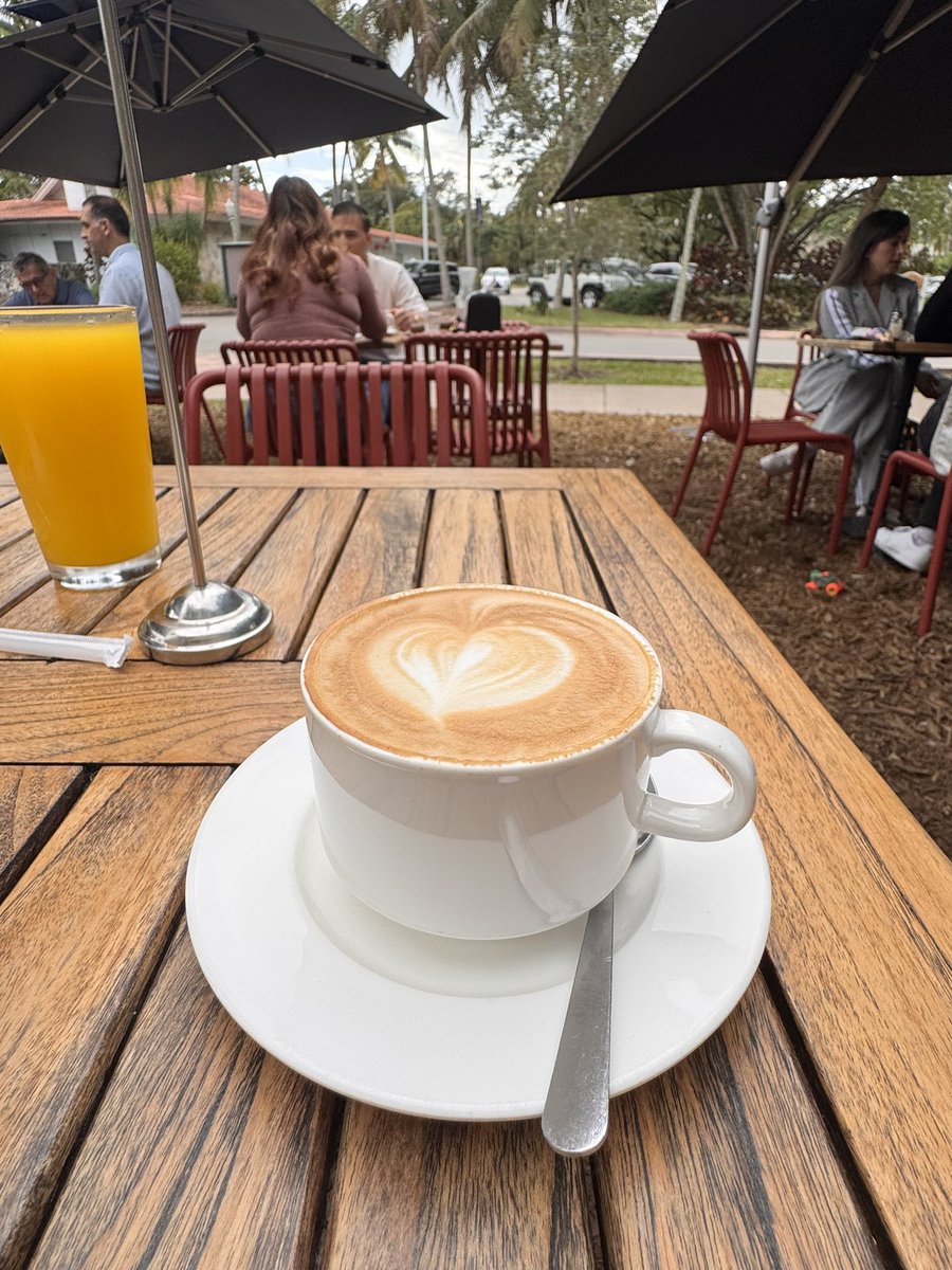 Otro cappuccino de este lado del Atlántico. Las respuestas quedaron en el equipaje documentado, o flotando entre las nubes. Aquí cuando llueve lo hace distinto, sin ese olor a tierra mojada. Presta atención: quizás las escuches caer sobre la acera.
#Microcuentos ☕️
