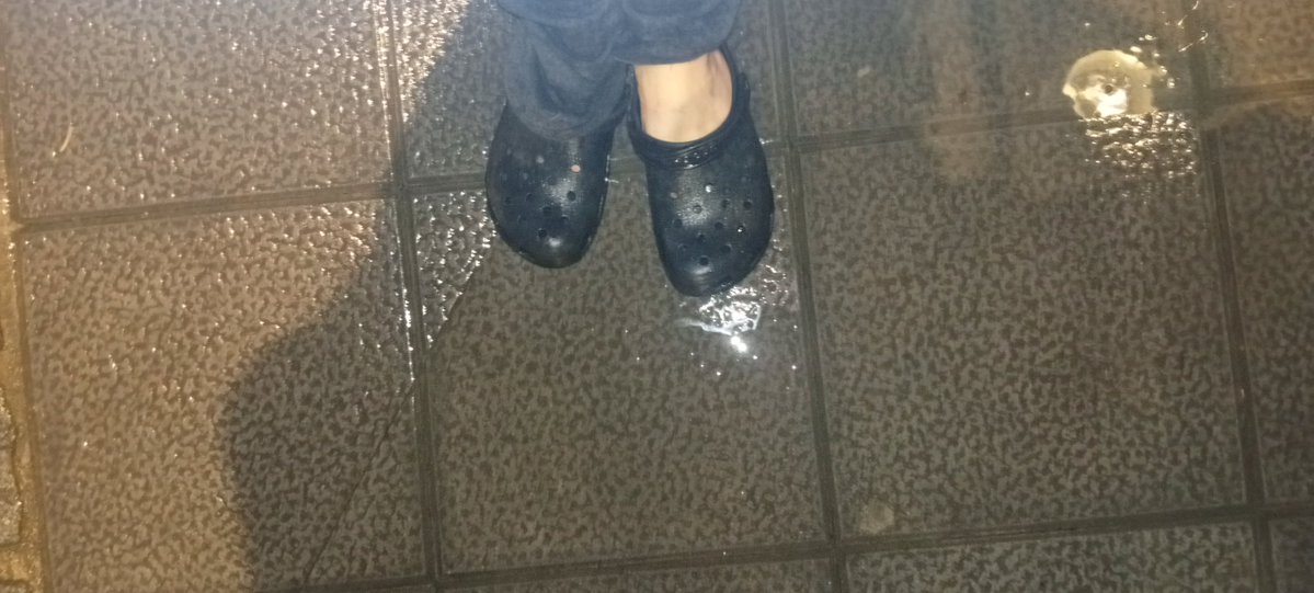 TylerDurde99686's tweet image. Madre mía cómo se me va la olla y menuda empanada llevo. Y dejé los porros hace unos meses. Salí al centro a pillar unas birras y estaba lloviendo y a medio camino siento humedad en los pies. Salí con las zapatillas, yo utilizo croks de zapatillas jajaja