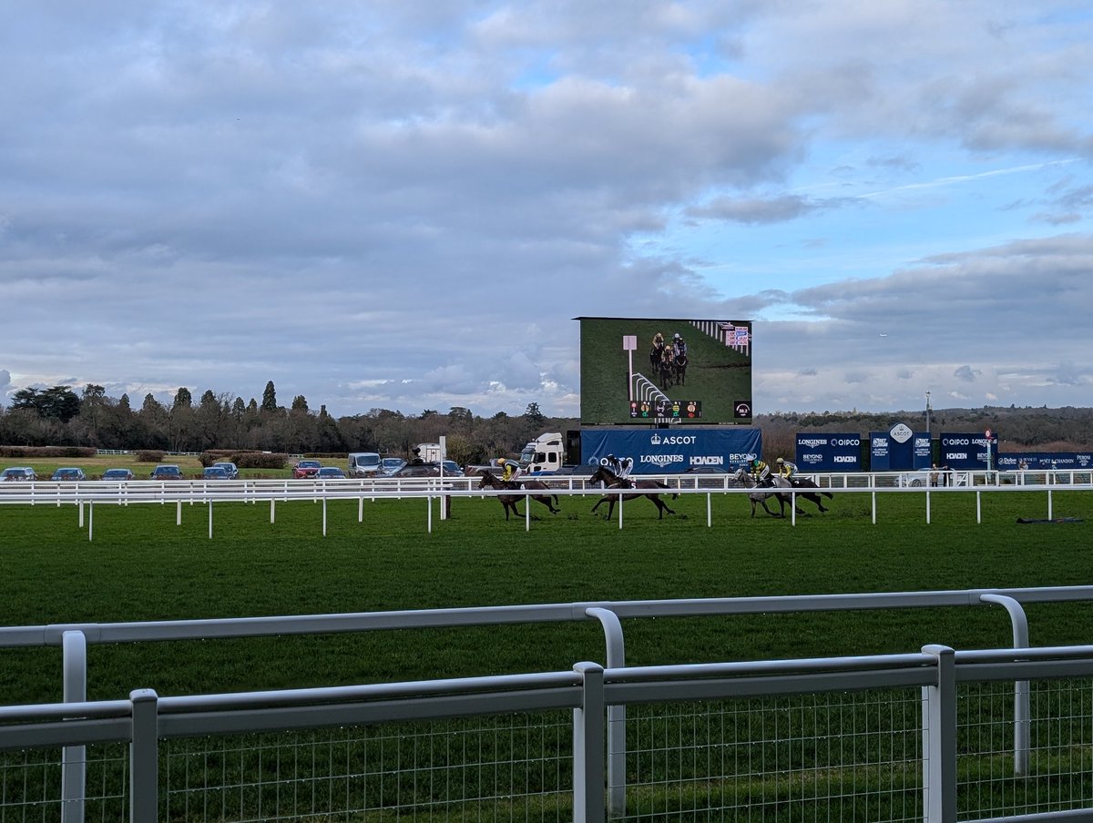jacketh88's tweet image. Cracking day out at Ascot today, Jonbon battling back to win The Clarence House was amazing to see. Life in the old boy yet. Great to meet @racingblogger too (thanks for the photo Stephen).