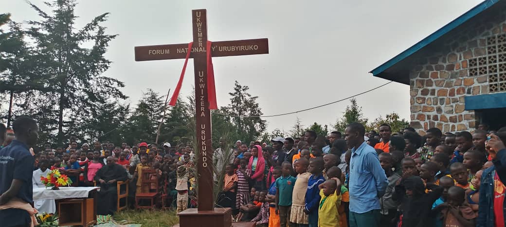 RuhengeriDioces's tweet image. Ku wa gatandatu tariki ya 17/01/2026, Urubyiruko rwa Paruwasi ya Runaba rwashyikirije urwa Paruwasi ya Mwange umusaraba wa Forum. Habaye Igitaramo cy'indirimbo, inzira y'umusaraba na Misa yahimbarijwe kuri Santarali ya Ruhanga.