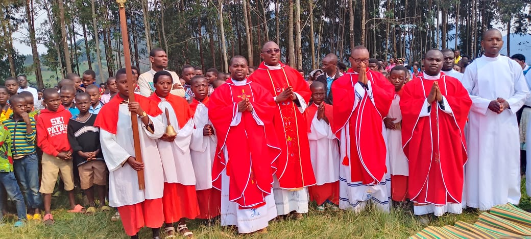 RuhengeriDioces's tweet image. Ku wa gatandatu tariki ya 17/01/2026, Urubyiruko rwa Paruwasi ya Runaba rwashyikirije urwa Paruwasi ya Mwange umusaraba wa Forum. Habaye Igitaramo cy'indirimbo, inzira y'umusaraba na Misa yahimbarijwe kuri Santarali ya Ruhanga.