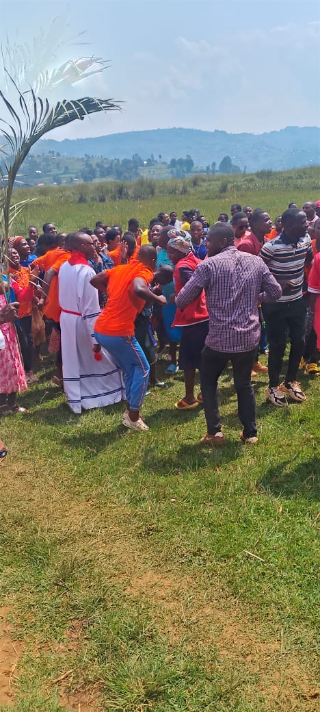 RuhengeriDioces's tweet image. Ku wa gatandatu tariki ya 17/01/2026, Urubyiruko rwa Paruwasi ya Runaba rwashyikirije urwa Paruwasi ya Mwange umusaraba wa Forum. Habaye Igitaramo cy'indirimbo, inzira y'umusaraba na Misa yahimbarijwe kuri Santarali ya Ruhanga.