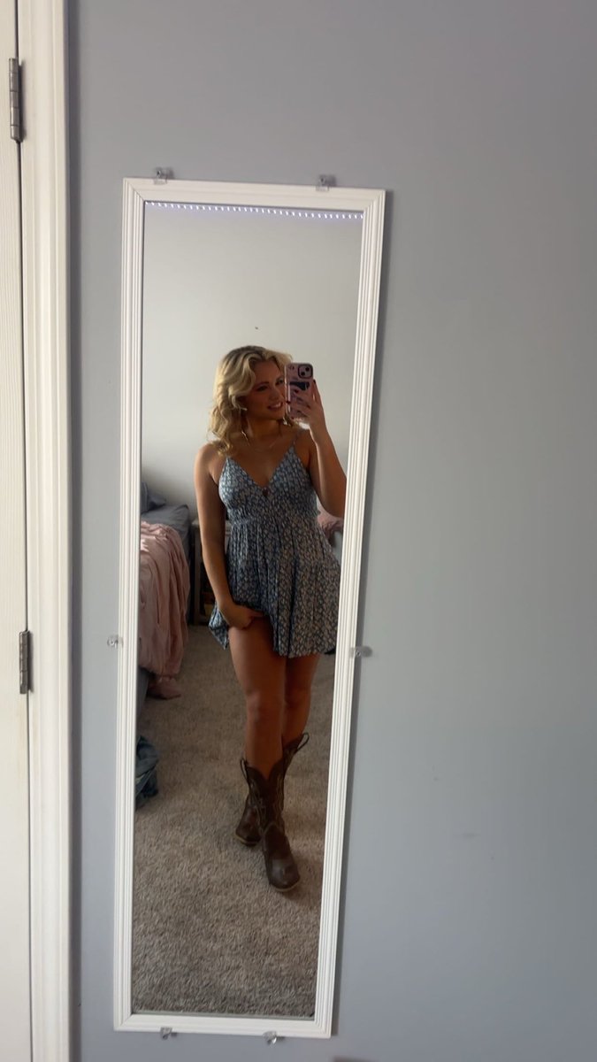 tori_leaa's tweet photo. Wanna see the dress come off?🙈 https://t.co/BhsLmsJjTq