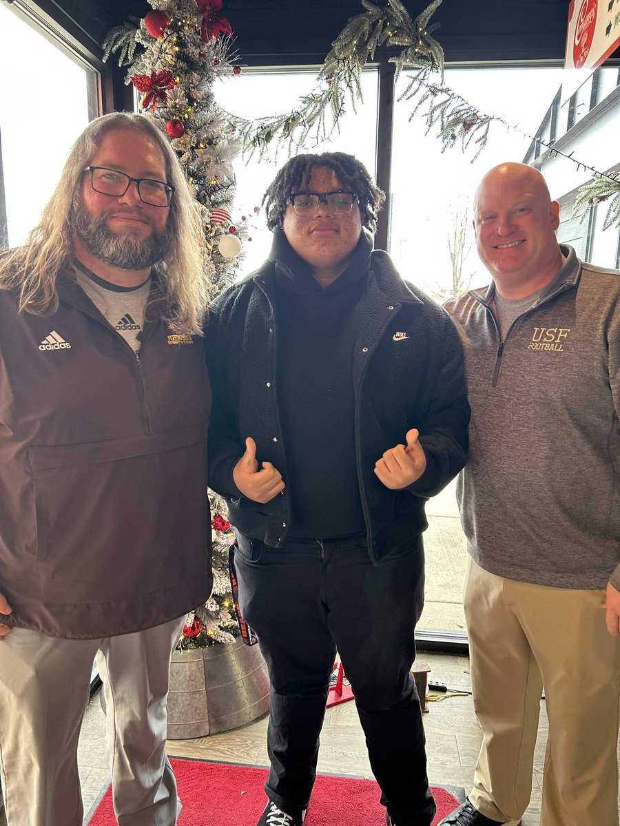 JackGaines077's tweet photo. Had an amazing time today at @USFSaintsFB thank you @JcurryJoe 
@CoachWes3 for the invite looking forward to be back! And also after long conversation grateful to receive and offer from @USFSaintsFB 

@argo_football @CoachRossberg @Bryan_Ault @EDGYTIM https://t.co/9D84mPePQY