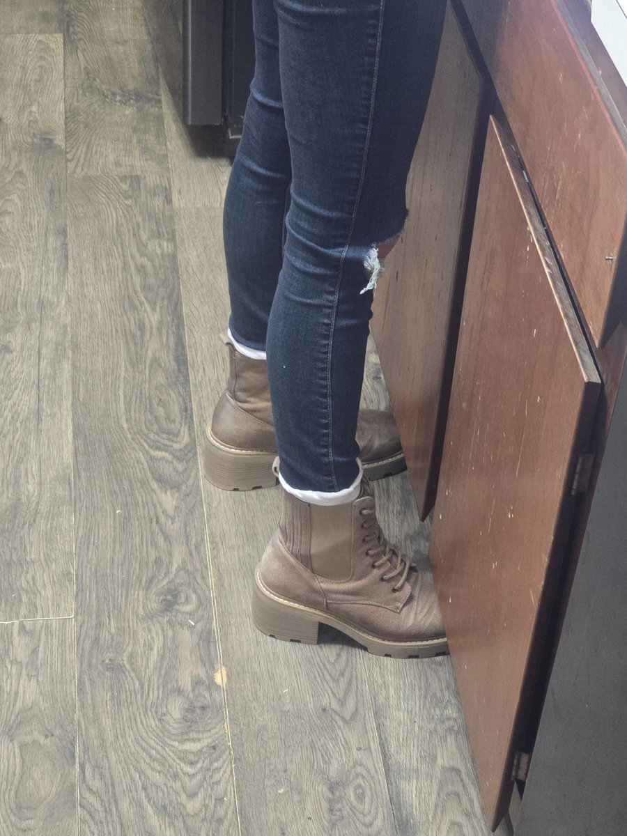 Wantsocks2024's tweet photo. Anyone like their socks worn like this?

#boots #bootfetish #socks https://t.co/svp1HYPHJ6