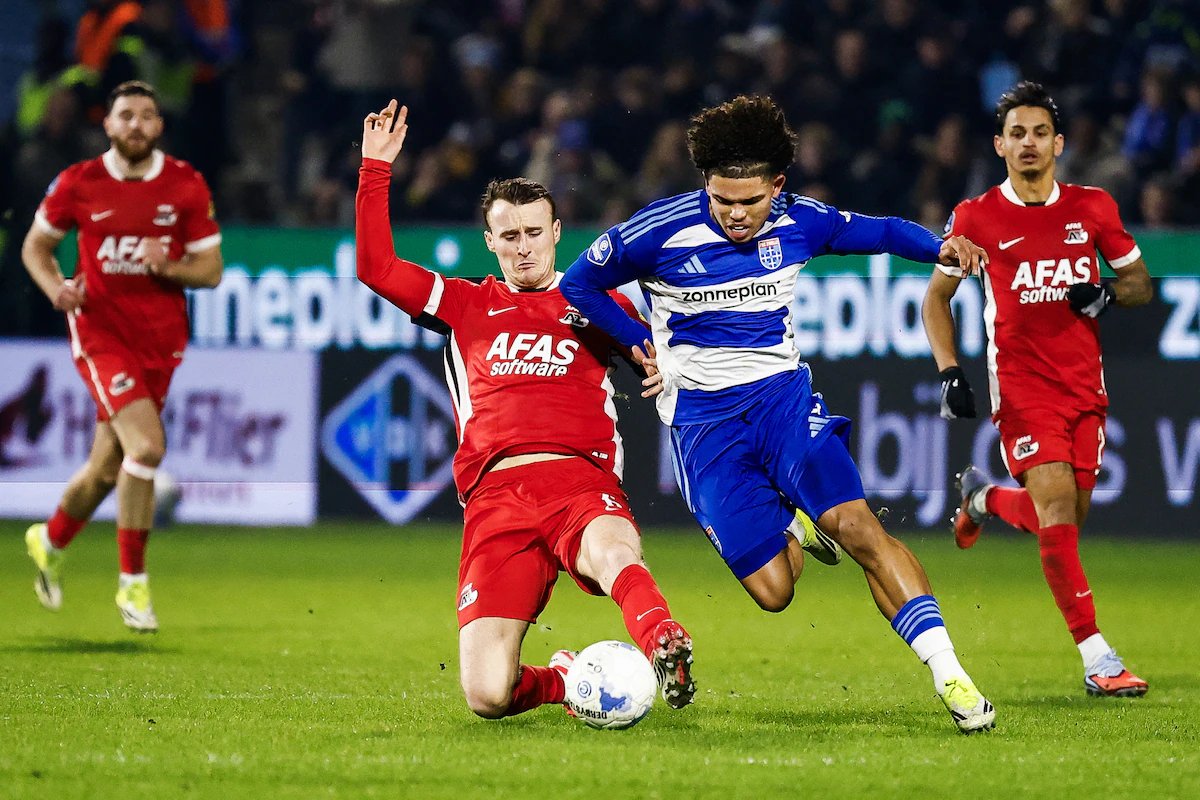 oranjefussball's tweet photo. #AZ konnte nach dem deutlichen Sieg über Ajax nicht nachlegen: Im 18:45 Uhr-Spiel verlor Alkmaar bei #PECZwolle mit 3:1. Für PEC war es der vierte Heimsieg in Folge. Die Tore: 1:0 Shoretire (7.), 2:0 Garcia MacNulty (26.), 2:1 Koopmeiners (74.), 3:1 Shoretire (90. + 4.).

#PECAZ https://t.co/jOESRYjEi5