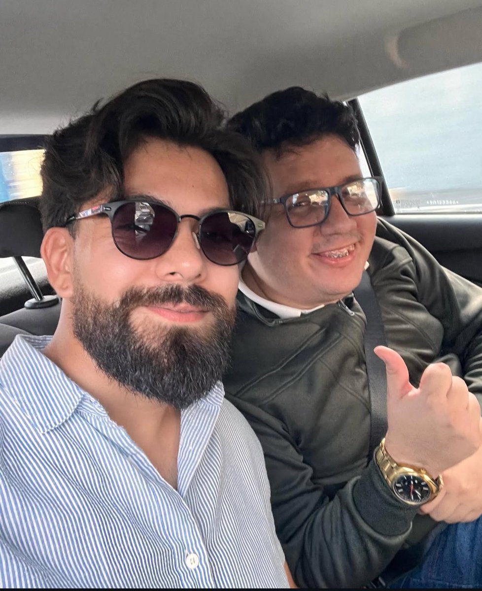 poponze's tweet image. Neto Maciel, noivo de Erlan Bastos, lamenta a morte do companheiro:

“Hoje o dia amanheceu triste, sem cor e com um oco inexplicável! E vai ser assim daqui em diante até essa dor virar saudade. Até lá, eu tô aqui com você nos meus pensamentos, meu amor […] Estar ao seu lado todo…