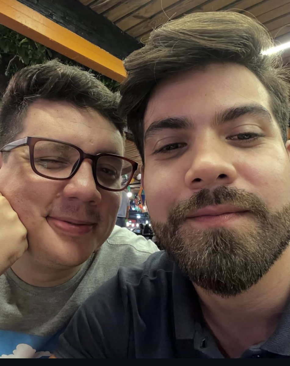 poponze's tweet image. Neto Maciel, noivo de Erlan Bastos, lamenta a morte do companheiro:

“Hoje o dia amanheceu triste, sem cor e com um oco inexplicável! E vai ser assim daqui em diante até essa dor virar saudade. Até lá, eu tô aqui com você nos meus pensamentos, meu amor […] Estar ao seu lado todo…