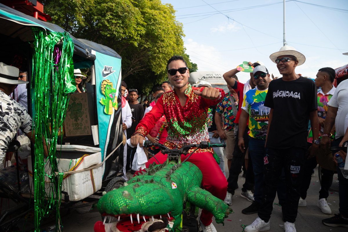 Estas fotos reflejan lo que significa Ciénaga: alegría, tradición y orgullo por lo nuestro.

Me monté al caimán con la gente, en la calle, sintiendo la energía de la Gran Parada y el cariño de una cultura que no se rinde ni se deja apagar.

Estas tradiciones no solo se aplauden: