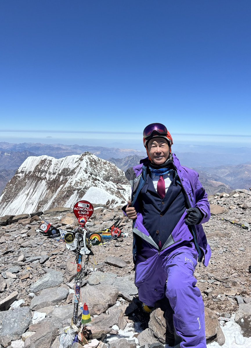 sandarsn's tweet image. アコンカグア19日目。2度目の挑戦で、南米大陸最高峰のアコンカグア登頂に成功しました。一度は諦めた頂に立てた時、サミット・ガイドさんに抱きしめられ、思わず涙ぐんでしまいました。今日も決して楽な道のりではありませんでした。天気は良い予報でしたが、真っ暗な中を4:30に出発する時には、体感-…