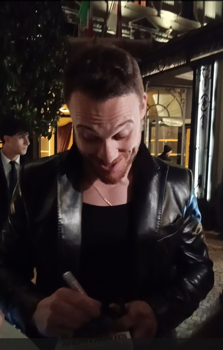 Kerem che ci dice che lo chiamano ma fa finta di niente e sta ancora 3 minuti con noi. Come non amarlo ❤️
#KeremBürsinxDG
