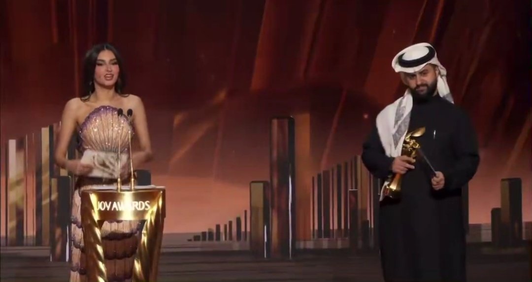 luna199Q's tweet image. لا تزعلون يا سعوديين اذا جابوا مذيعين اجانب
وش ذي المسافه يا شونق بونق 

لا الكاميرا تلقط الاثنين زين ولا باين انهم اثنينهم شركاء بالتقديم

هل يا @SHoNgxBoNgYT تحترم شريكتك بالتقديم بالتصرف ذا؟
لمره يا تركي لمره حاول تحرص على كرامه النساء! @Turki_alalshikh

#JoyAwards #جوي_اوورد