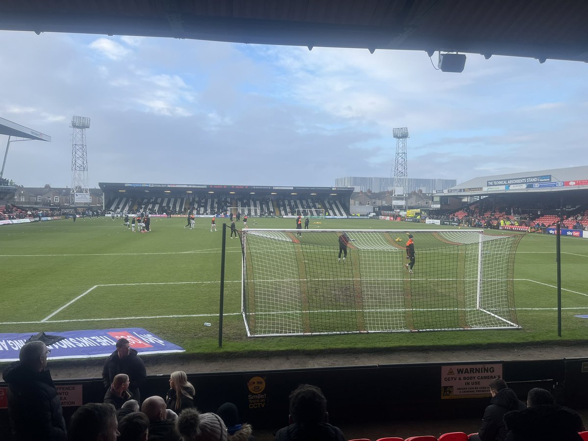 Kellarooo's tweet image. 2 train cancellations and a long day but worth it to see 3 points!
Thanks to the lovely Arsenal fans who shared their doritos with me from the train at Nottingham and made me laugh.

A great day all round!