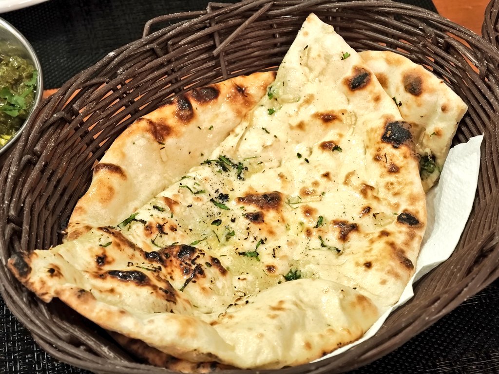 socdevida's tweet image. Star Pizza, un indi bo i barat a Olot. Ple de veïns del barri, gent treballadora. Menjar casolà i gustós. Local senzill, de batalla, però agradable. No és casualitat: a Olot hi ha una gran comunitat índia.