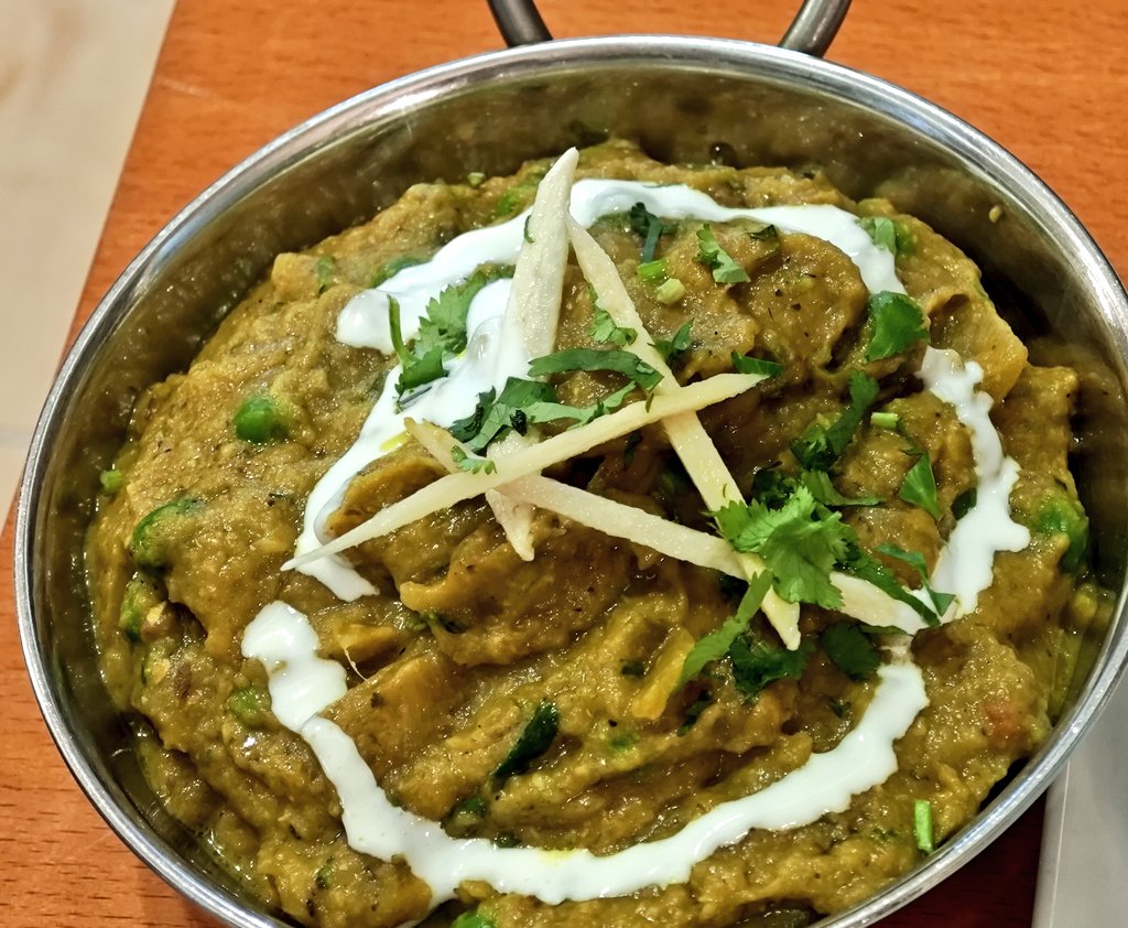 socdevida's tweet image. Star Pizza, un indi bo i barat a Olot. Ple de veïns del barri, gent treballadora. Menjar casolà i gustós. Local senzill, de batalla, però agradable. No és casualitat: a Olot hi ha una gran comunitat índia.