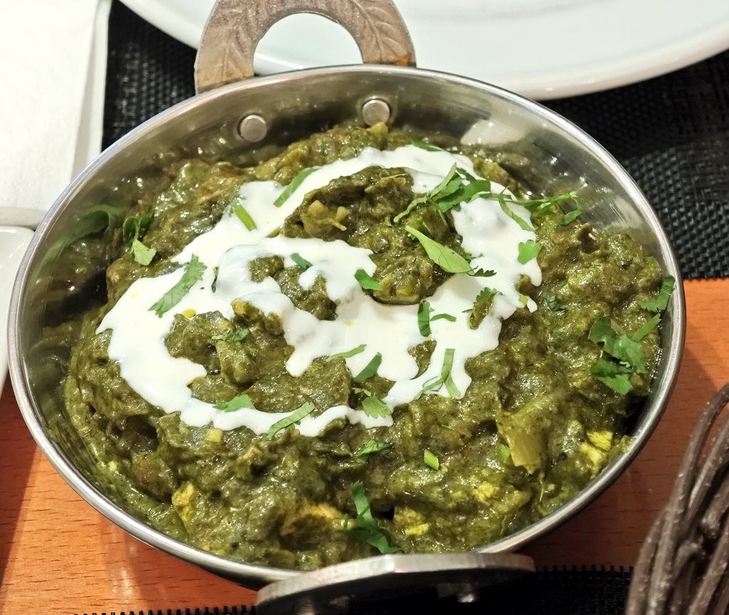 socdevida's tweet image. Star Pizza, un indi bo i barat a Olot. Ple de veïns del barri, gent treballadora. Menjar casolà i gustós. Local senzill, de batalla, però agradable. No és casualitat: a Olot hi ha una gran comunitat índia.