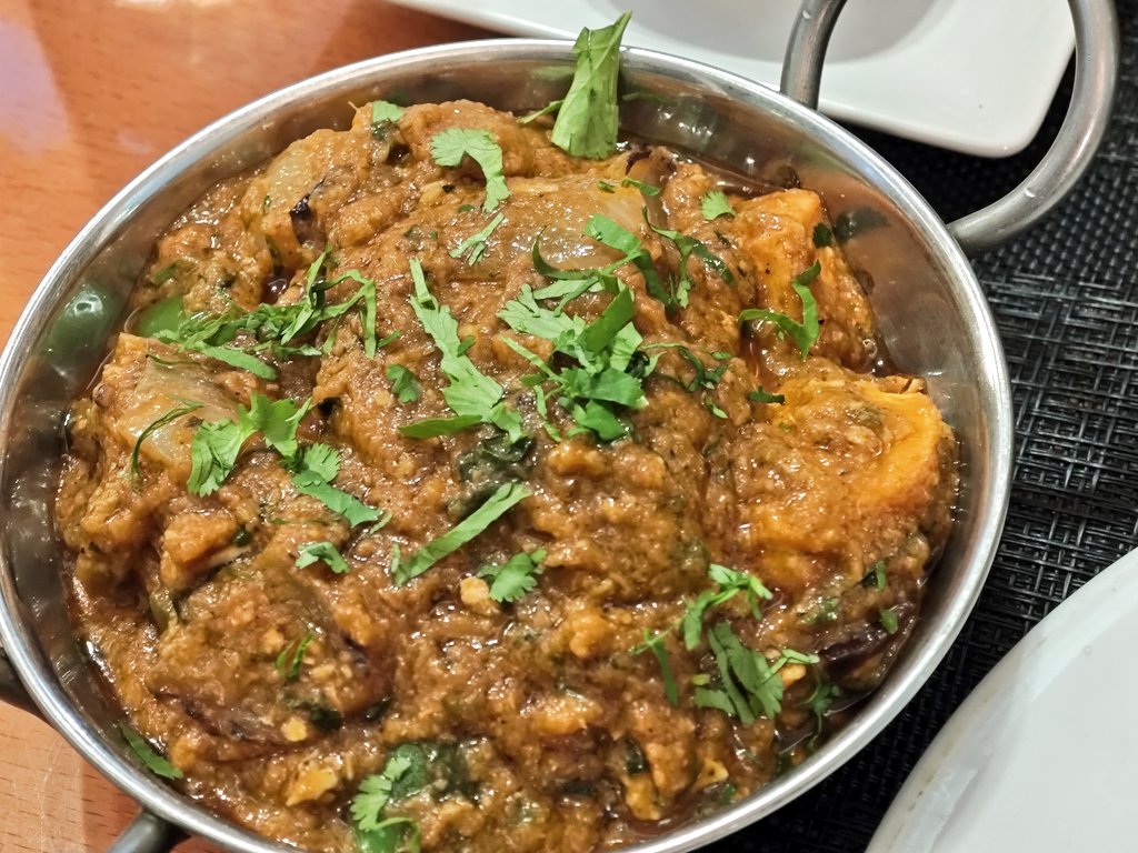 socdevida's tweet image. Star Pizza, un indi bo i barat a Olot. Ple de veïns del barri, gent treballadora. Menjar casolà i gustós. Local senzill, de batalla, però agradable. No és casualitat: a Olot hi ha una gran comunitat índia.