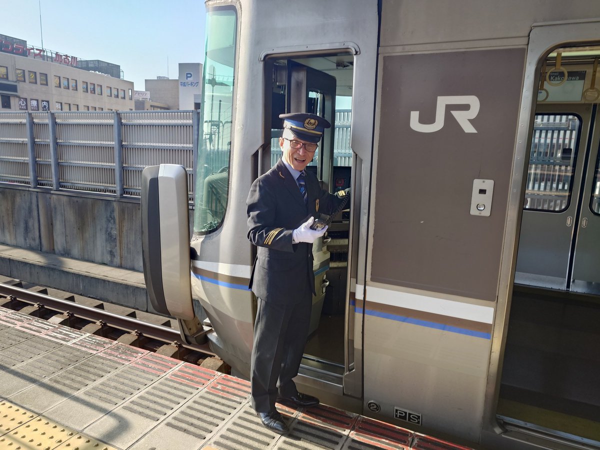 SaymUe89AdQQoSK's tweet image. 明石発9時24分の新快速姫路行がレジェンド長尾車掌でした。許可をいただいて撮影させていただきました。久しぶりにお会いできました。ありがとうございます。