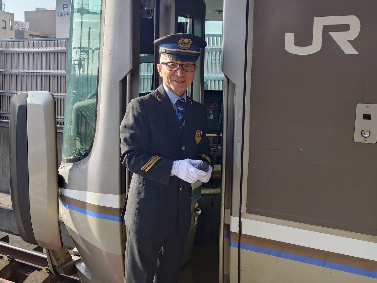 SaymUe89AdQQoSK's tweet image. 明石発9時24分の新快速姫路行がレジェンド長尾車掌でした。許可をいただいて撮影させていただきました。久しぶりにお会いできました。ありがとうございます。