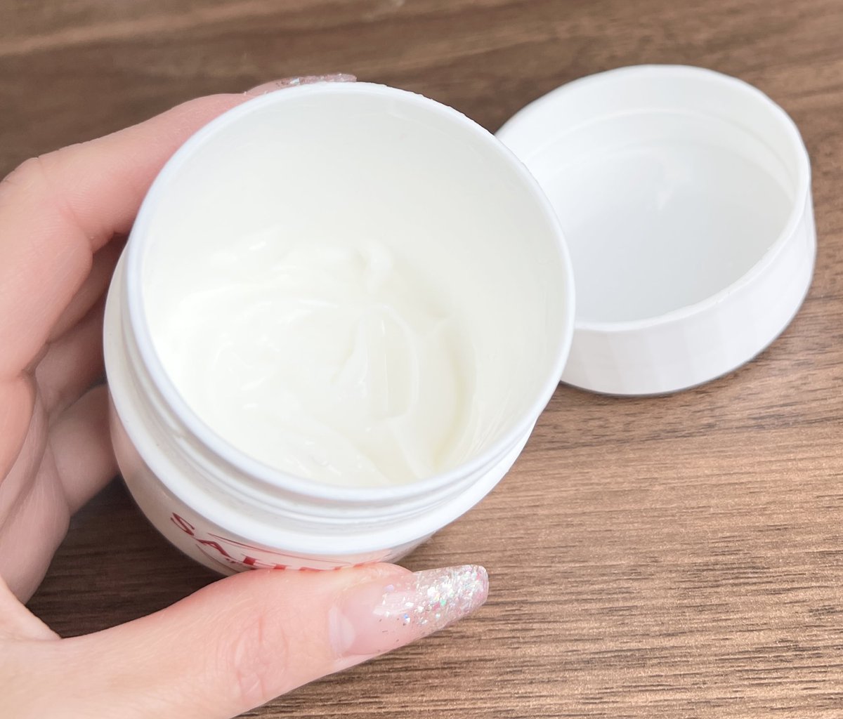 薬局で適当に買ったザーネクリーム
豊胸後の保湿＆傷跡ケアにヘパリンクリームとかケラチナミン買ったけどベタつくのがネックで、たまたま見かけたこのクリーム塗ったらベタつかないのにしっとりしてめっちゃよい…！！！
肌馴染みがよくて、🥧から足〜顔まで全身塗りまくってる🪄