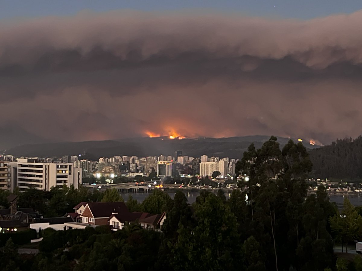 juahermo's tweet photo. Incendio de Florida visto desde San Pedro. Terrible la imagen @biobio https://t.co/2RQntMtbBf