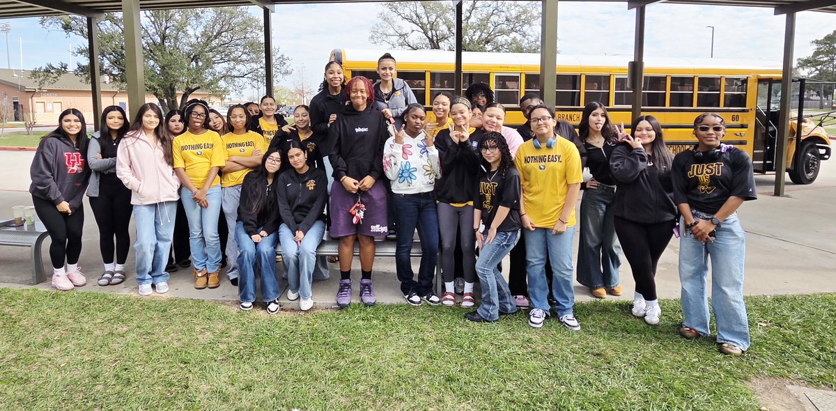 girls_woods's tweet image. TEAM BONDING! We went to show some LOVE to @UHCougarWBB and enjoy the game. It was also nice seeing our Lady Tigers into the game and taking it in. @SpringWoodsHigh @sbisdathletics @SwhsClub @CoachRohrs #WE #Teambonding 🖤🏀💛❤️😁🫶🏾