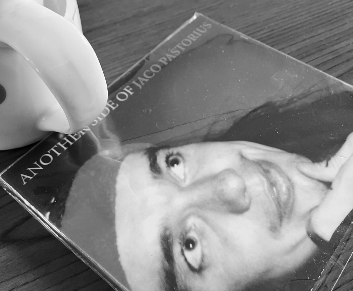 SplaPlay's tweet image. 全家事終了〜。
通常場所に加え、寝室と別階のトイレも掃除。

携帯の容量がダフネで圧迫され、整理してたのと、いつもはCoffee Makerをオンにして掃除するんですが、今回忘れてまして遅くなりました。

今日はコレ。
彼は私の永遠のHeroの1人です。

お供は淹れたて恒例となってるBlack。