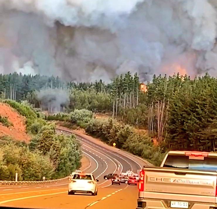 ICEBiobio's tweet photo. #Penco ruta del Itata se mantiene con tránsito suspendido por el avance del incendio forestal, evite dirigirse al lugar, se mantiene despliegue de equipos de emergencias. https://t.co/0nRRQSwsi7