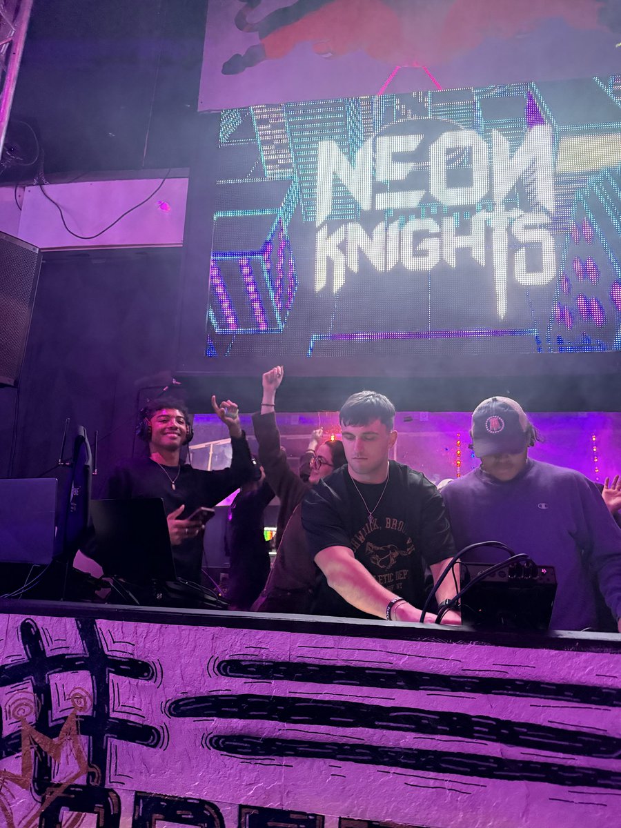 NeonKnightsDub's tweet photo. 🏰🏰 https://t.co/p077DNCpUF