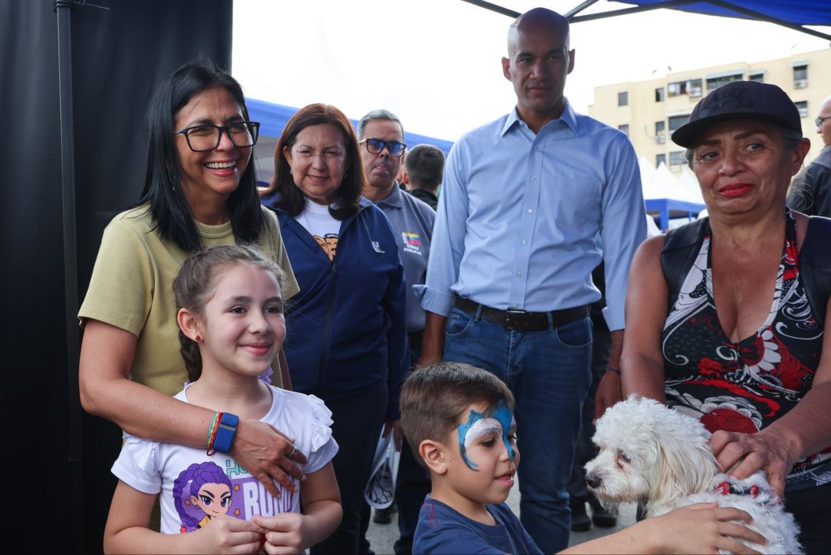 Joseanperdomo's tweet image. 🚩🇻🇪📢Fondos Soberanos van a equilibrar desigualdades: Presidenta encargada Delcy Rodríguez

Rodríguez lideró una jornada de atención integral para los habitantes del circuito comunal “Heroínas de la Patria” de Fuerte Tiuna.

#LosQueremosDeVuelta #BringThemBack #FreeCilia…