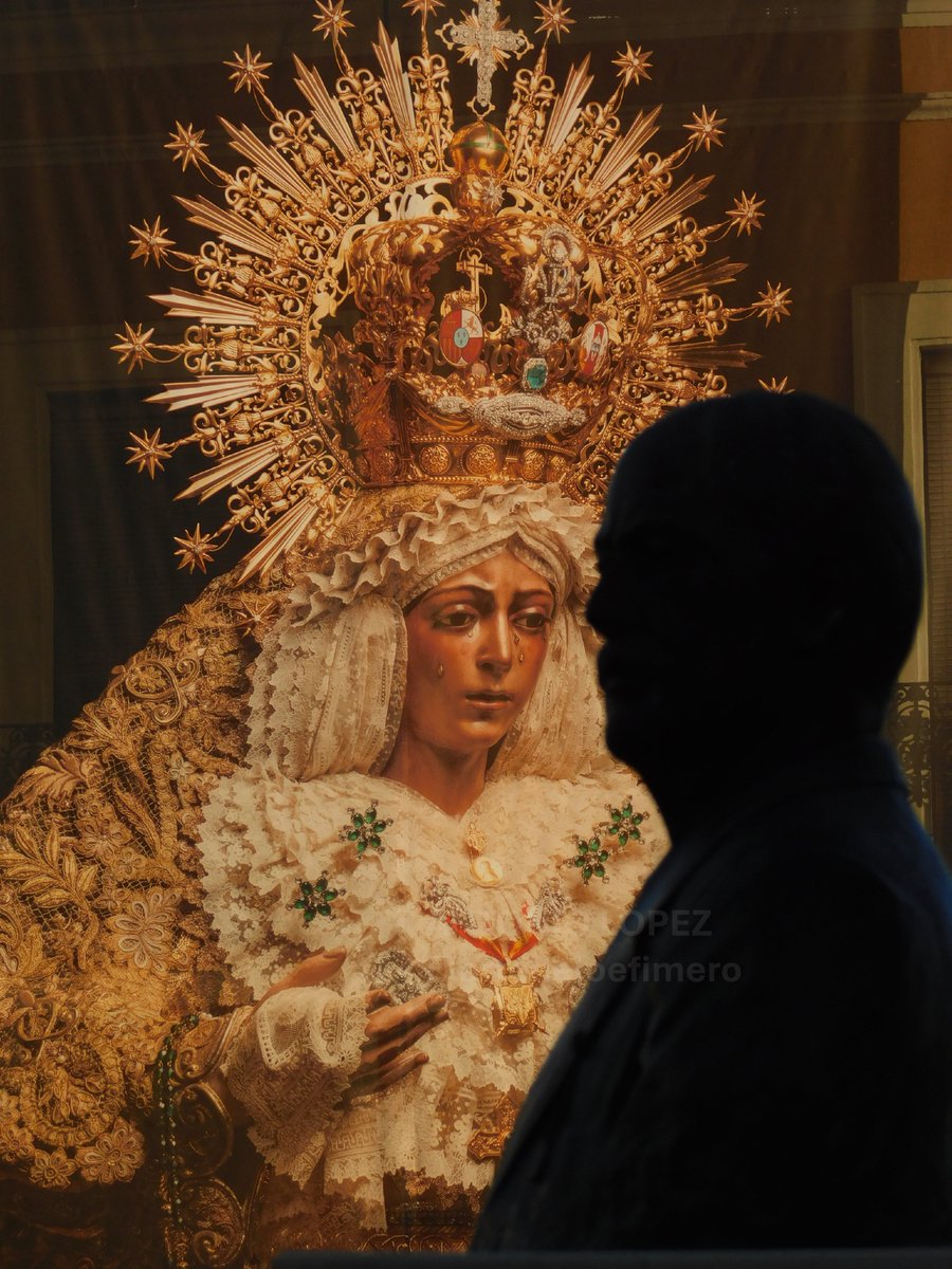 La Esperanza contemplando a Juan Manuel; Juan Manuel ante la Esperanza.

<a href="/Hdad_Macarena/">Hermandad de la Macarena</a>