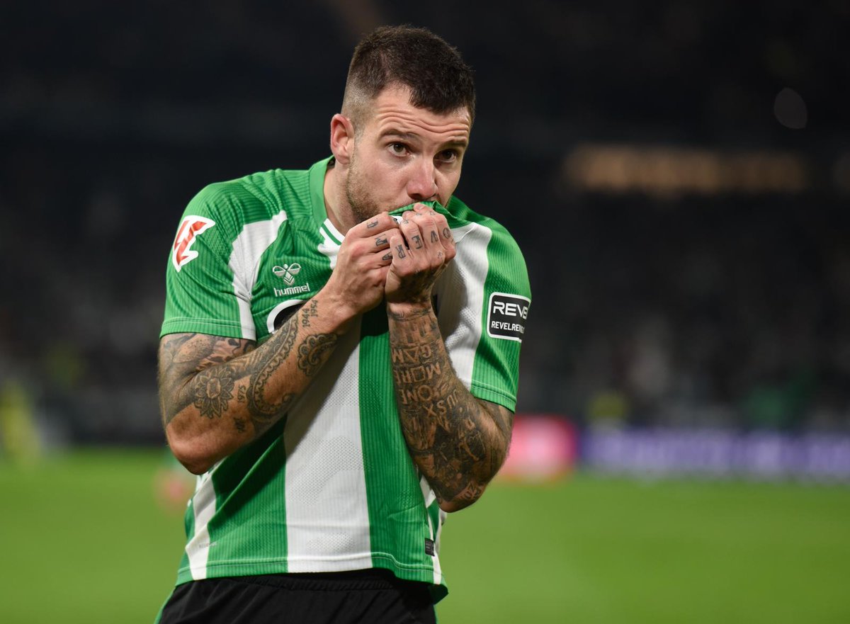 alvaritomfs's tweet image. 🟢 Leyenda del Betis. Porque sí. Porque nadie le ha regalado nada. Le tocó picar piedra y derribar muros casi a diario. Desde la cantera hasta la élite. Rinde donde sea. Es ese futbolista que todo entrenador mataría por tener. Con él, a la guerra en chanclas y con una cuchara.