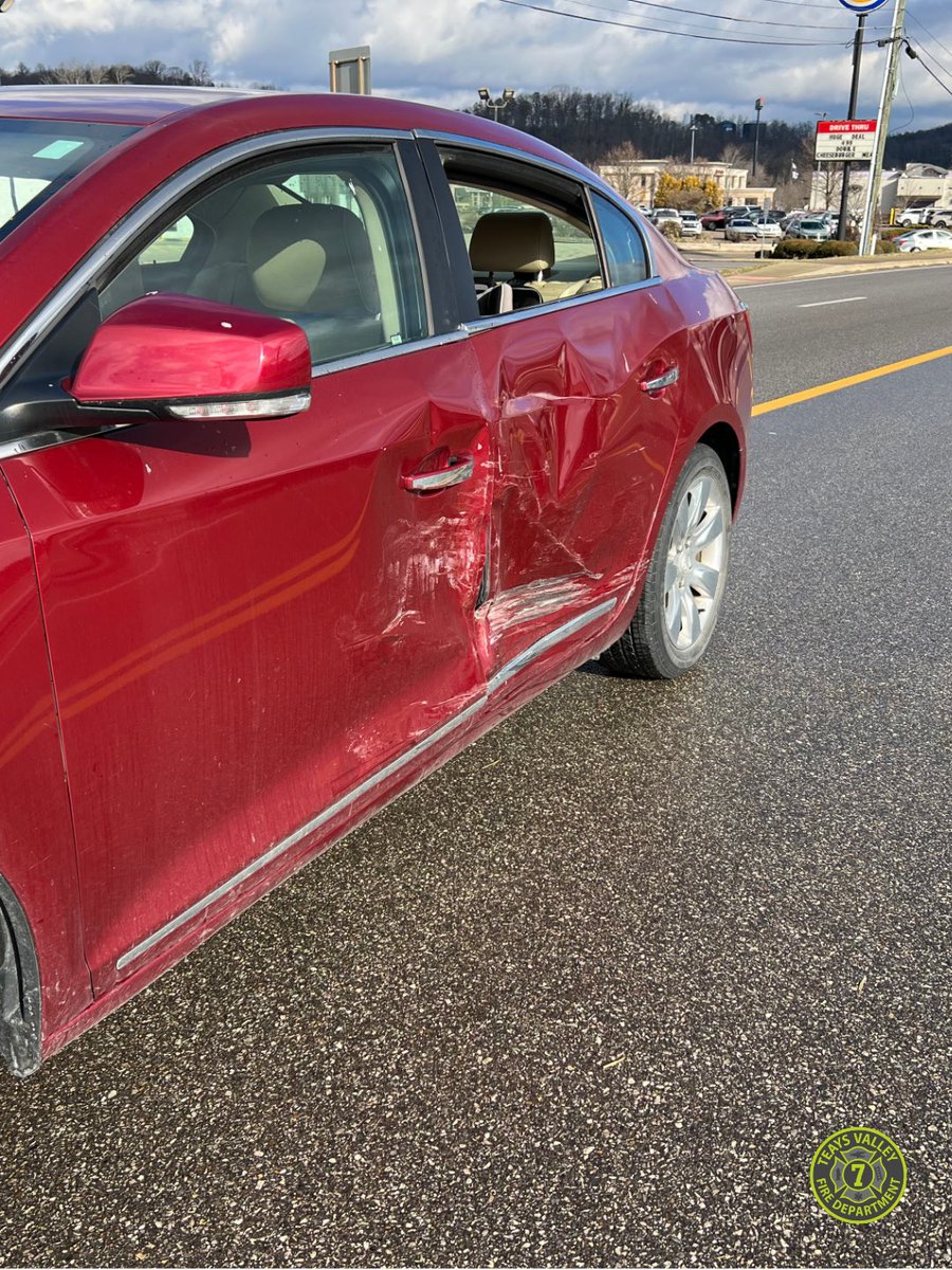 TeaysValleyFire's tweet photo. Teays Valley Fire, WV State Police, &amp; Putnam County EMS responded to a two-vehicle crash with injuries in front of Burger King on SR34. Crews arrived and found two vehicles with moderate damage in the center turn lane. One driver had minor injuries and treated on scene. https://t.co/xg5JIAJ0rv