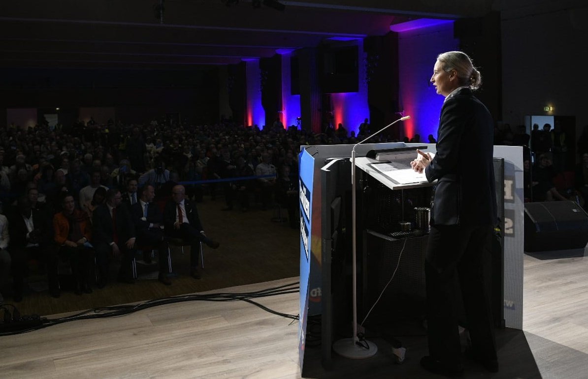 La ultraderecha europea -menos la española- empieza a entender y desmarcarse del America First.  "Trump ha violado -con la doctrina Monroe- una promesa fundamental; no interferir en otros países", textual de Alice Weidel de la AfD. Jordan Bardella habla en la misma línea