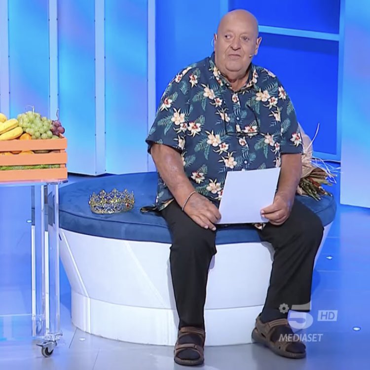 alxssj0's tweet image. I SANDALI CON LE CALZE 😭😭😭 #cepostaperte