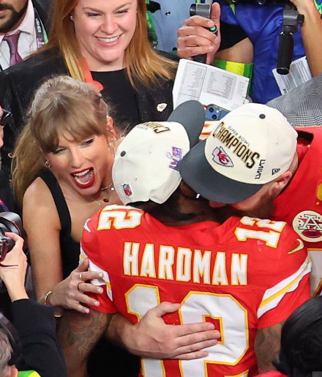 Vargsgg's tweet image. i wonder if this means shes a bills fan now