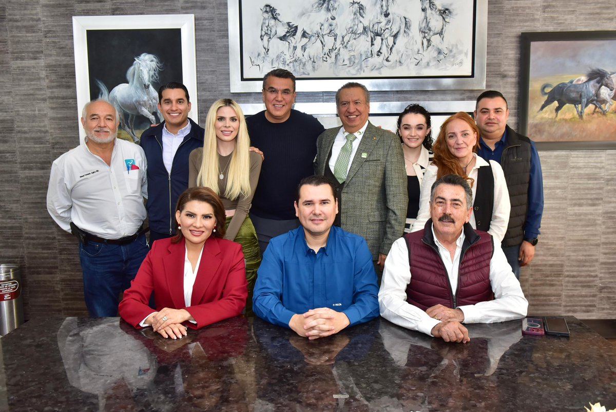 AdolfoSalazar_'s tweet photo. Hoy sostuve una reunión con las y los dirigentes de la coalición Sigamos Haciendo Historia, en la que contamos con la presencia de la senadora @LoreniaValles_ y del presidente municipal de Cajeme, @JavierLamarque_.

En concordancia con la visión y el liderazgo del gobernador @AlfonsoDurazo, refrendamos nuestro compromiso con la unidad, el diálogo, el trabajo conjunto y la responsabilidad política, como base para seguir impulsando la transformación de Sonora en beneficio de las y los ciudadanos.
